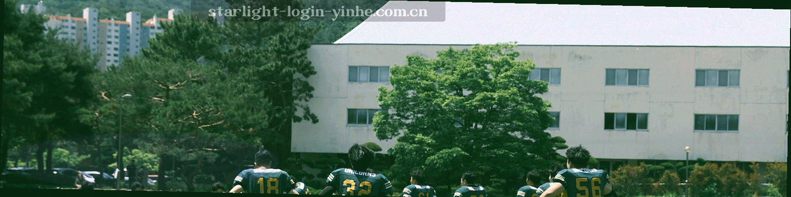 横向延伸的微弱星尘与光轨纹理，作为日志列表与专题区之间的过渡